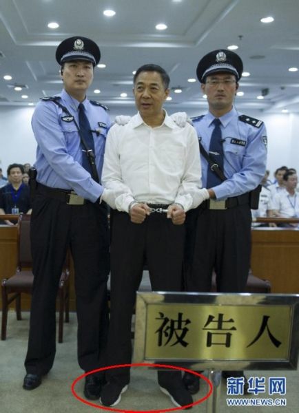 薄熙来受审时脚踏一双白底黑面的运动鞋出庭。 薄熙来受审时脚踏一双白底黑面的运动鞋出庭。