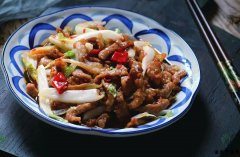 白菜炒肉丝:肉丝嫩滑,白菜脆嫩,好吃又营养