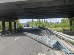 <strong>驾驶员行驶至高速公路匝道 操作不当导致30余吨槽钢洒</strong>